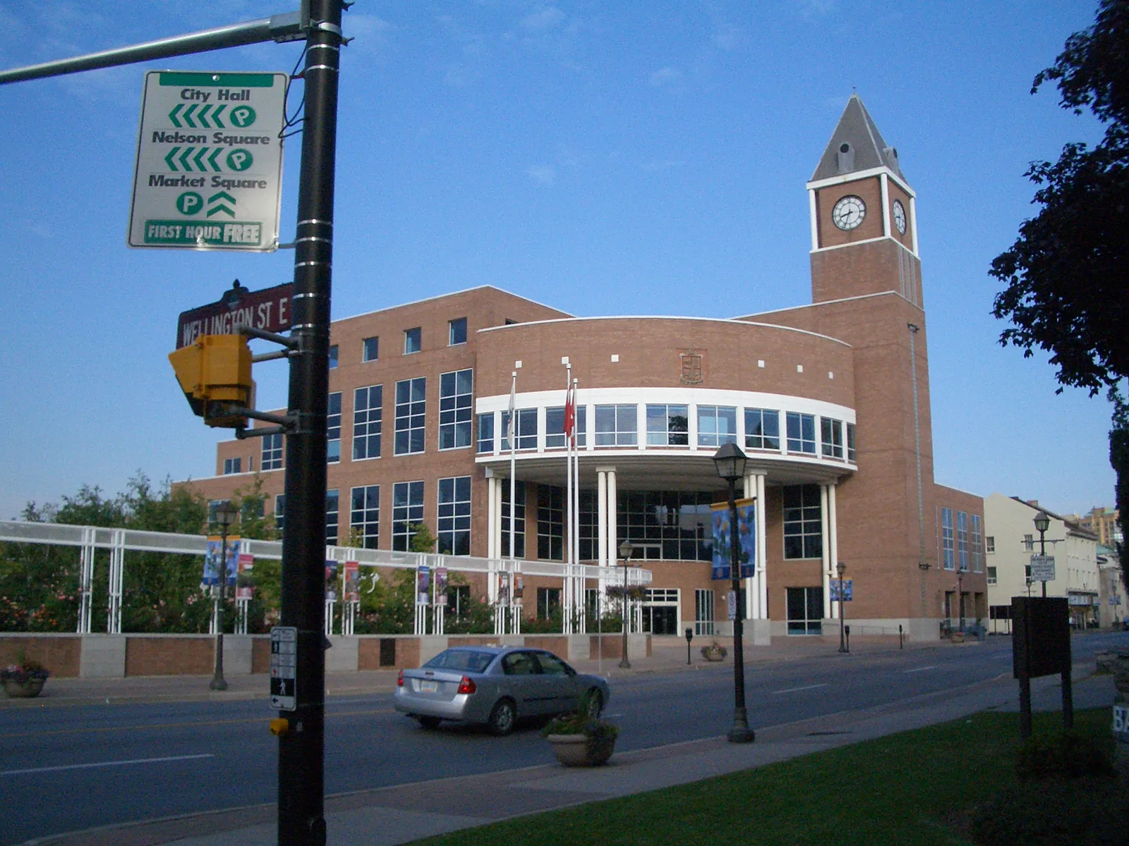 Brampton City Hall and civic square (Wikimedia Commons)